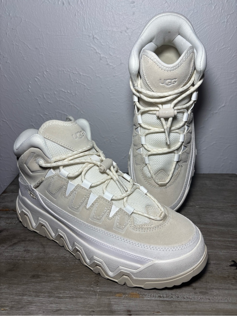 New UGG Captrail High Women’s Size 9 Light Beige Cream & White Sneakers-No Box